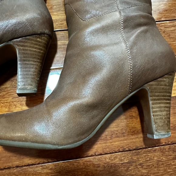BCBG knee-high boots. Size 8M Taupe, leather (so soft)! Style: BG-ILIA. - Picture 6 of 16
